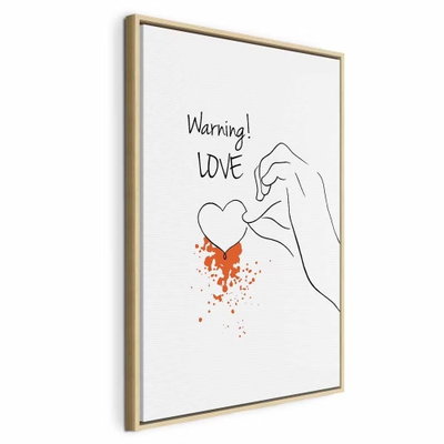 Warning love vertical – naturfärgad ram. Händer i svart linjeteckning formar ett hjärta tillsammans med en liten orange färgaccent och text.