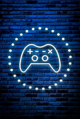 Neon gamepad – motivvy. En ljus spelkontroll omges av små lampor på en mörkblå, tryckt tegelvägg.
