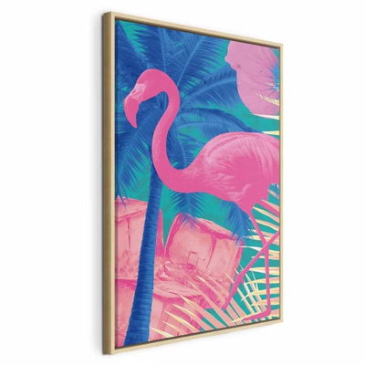 Pink flamingo abstract – naturfärgad ram. En starkt rosa flamingo omges av stora bladformer i blått, turkost och grönt.