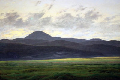 Caspar david friedrich – motivvy. En låg, mörk bergsrygg ligger bakom ett brett grönt landskap under en ljus, molnig himmel.