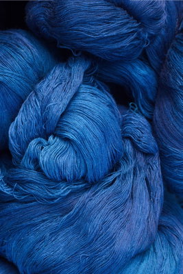 Blue worsted vertical – motivvy. Tjocka, tätt flätade och vridna blå garntrådar bildar ett mjukt, heltäckande mönster.