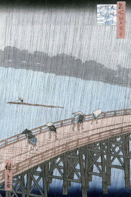 Utagawa hiroshige sudden – motivvy. Små gestalter går över en träbro i tätt, lodrätt regn. Gråblått vatten och mörka linjer präglar bilden.