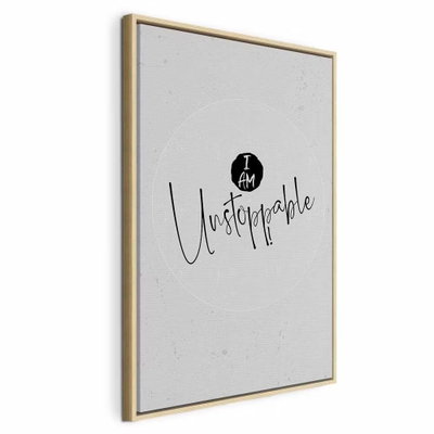 I am unstoppable vertical – naturfärgad ram. Den svarta texten I AM Unstoppable ligger mitt på en mycket ljus grå bildyta med diskreta cirkellinjer.