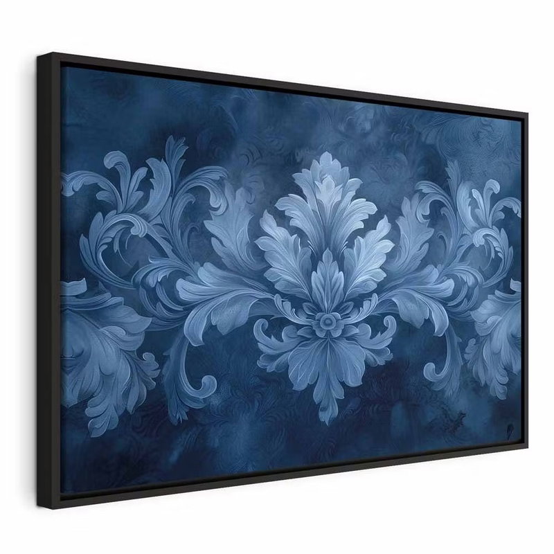Ornament in blue and cool – svart ram. Ett stort, ljust blått blomornament breder ut sig över en mörkblå bakgrund.