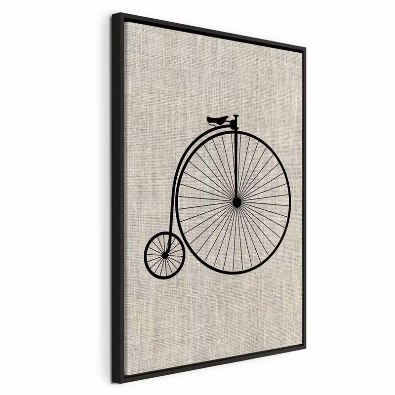Vintage bicycle vertical – svart ram. En svart höghjuling tecknar sig mot en beige bakgrund med tryckt textilliknande struktur.