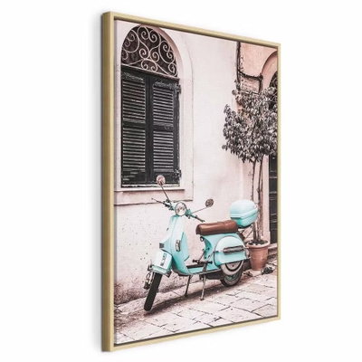 Iconic vespa vertical – naturfärgad ram. En turkos skoter står parkerad framför en ljusrosa husvägg med mörka fönsterluckor.