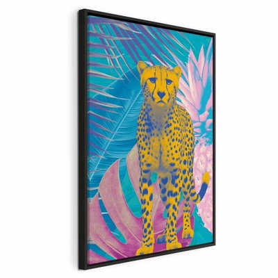 Exotic leopard colorful – svart ram. En gul, fläckig leopard sitter framför rosa och turkosa tropiska blad i en färgstark illustration.