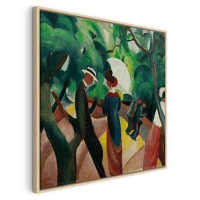 August macke promenade – naturfärgad ram. Personer i hattar och färgade kläder rör sig under stora gröna trädkronor med mörka stammar.