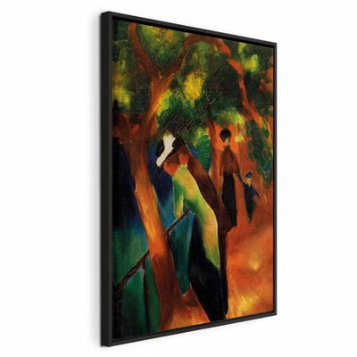 August macke sunny path – svart ram. Flera små figurer promenerar längs en varmt orange gång under täta gröna trädkronor.