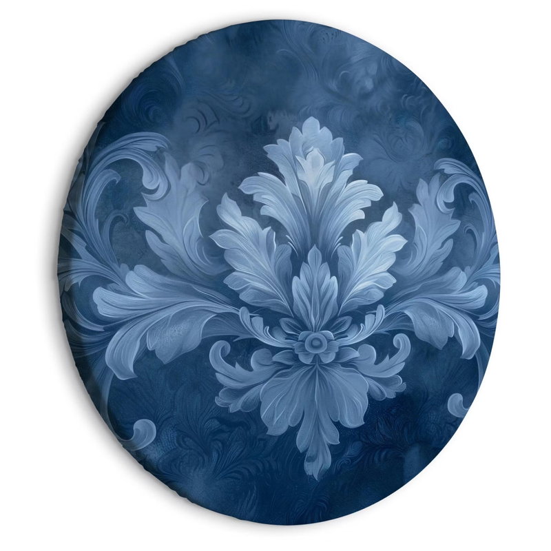 Rund motivvy för Ornament in blue and cool: En stor ljusblå blomma omges av mörkare, böjda bladformer.