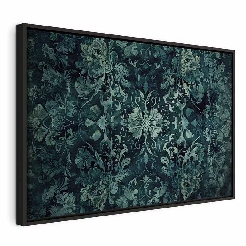Oriental pattern carpet – svart ram. Ett tätt blom- och bladornament i dämpat blågrönt ligger över en mycket mörk botten.