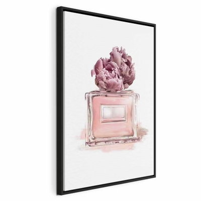 Parisian dream vertical – svart ram. En ljusrosa glasflaska och en stor blomma ligger mot en vit bakgrund med mjuka rosa skuggor.