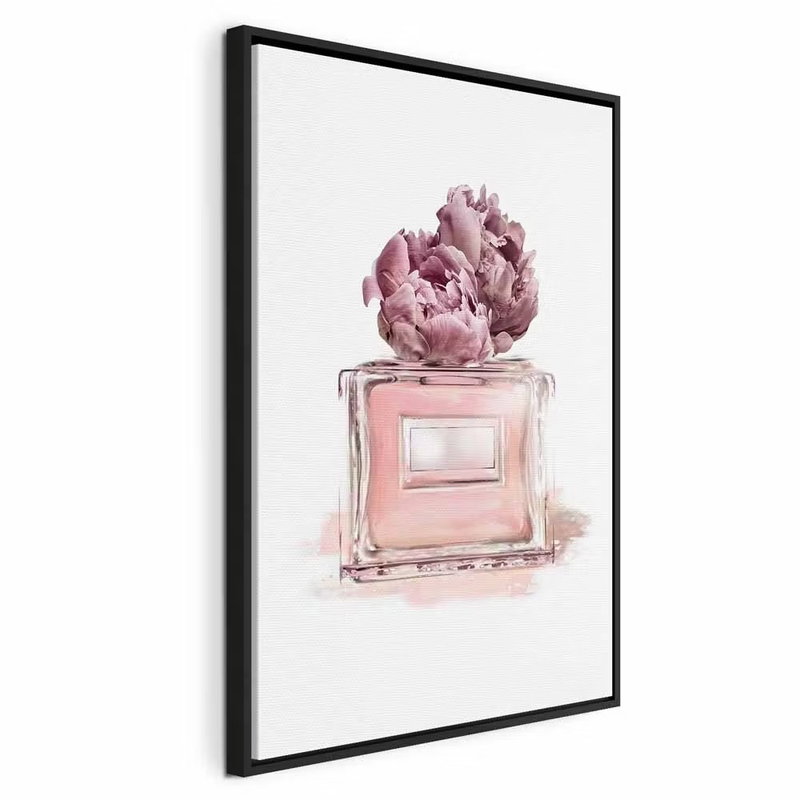 Parisian dream vertical – svart ram. En ljusrosa glasflaska och en stor blomma ligger mot en vit bakgrund med mjuka rosa skuggor.