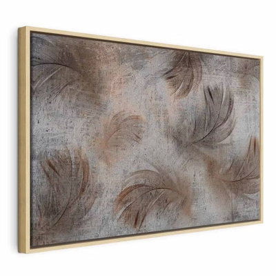 Breeze of beige wide – naturfärgad ram. Lösa, fjäderliknande former i brunt och grått återkommer över en bred, sliten beigegrå yta.