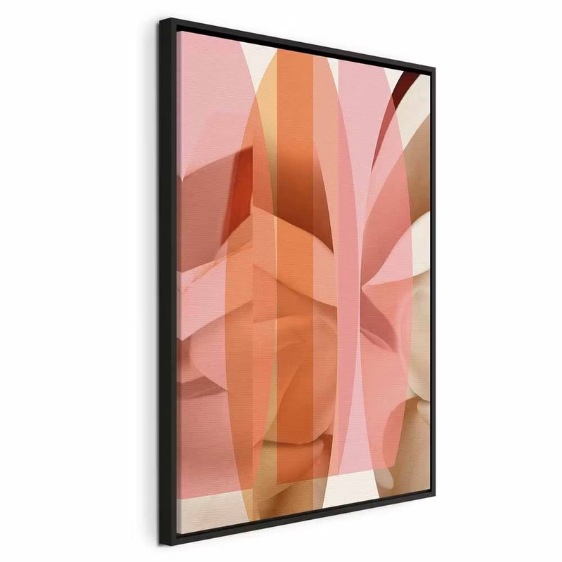 Floral kaleidoscope vertical – svart ram. Raka och rundade, delvis överlappande former skapar ett stående mönster i rosa, orange, brunt och crème.