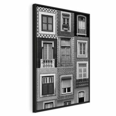 Patterned windows vertical – svart ram. Olika fönster, balkonger och fasadmönster bildar ett tätt svartvitt arkitekturmotiv.