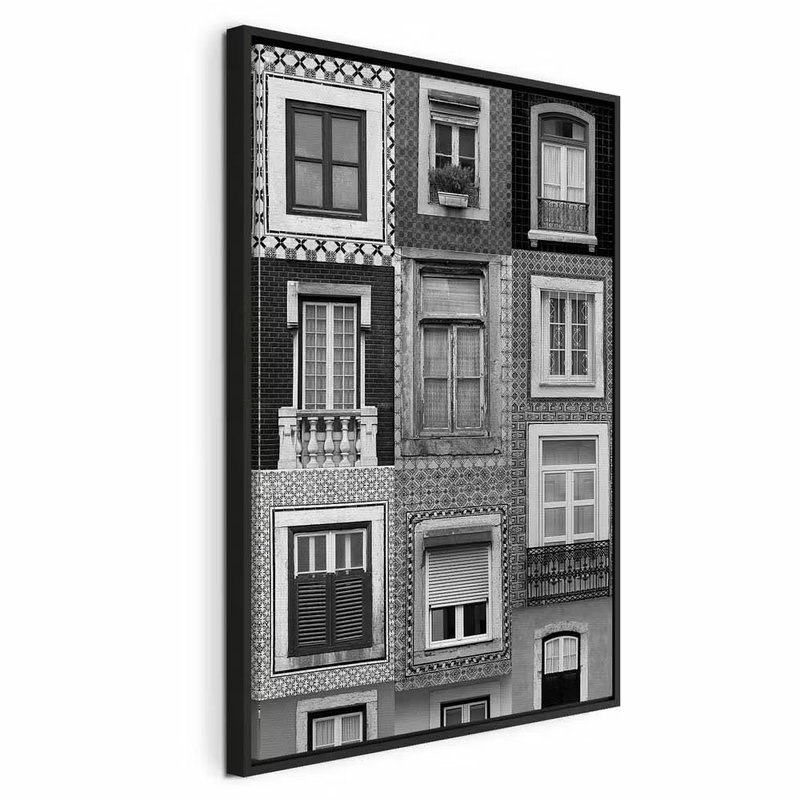 Patterned windows vertical – svart ram. Olika fönster, balkonger och fasadmönster bildar ett tätt svartvitt arkitekturmotiv.