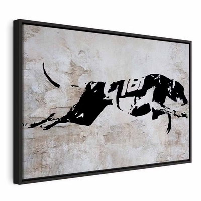 Greyhound race wide – svart ram. En svart, stiliserad vinthund sträcker ut kroppen över en sliten ljusgrå bakgrund med små grafiska detaljer.