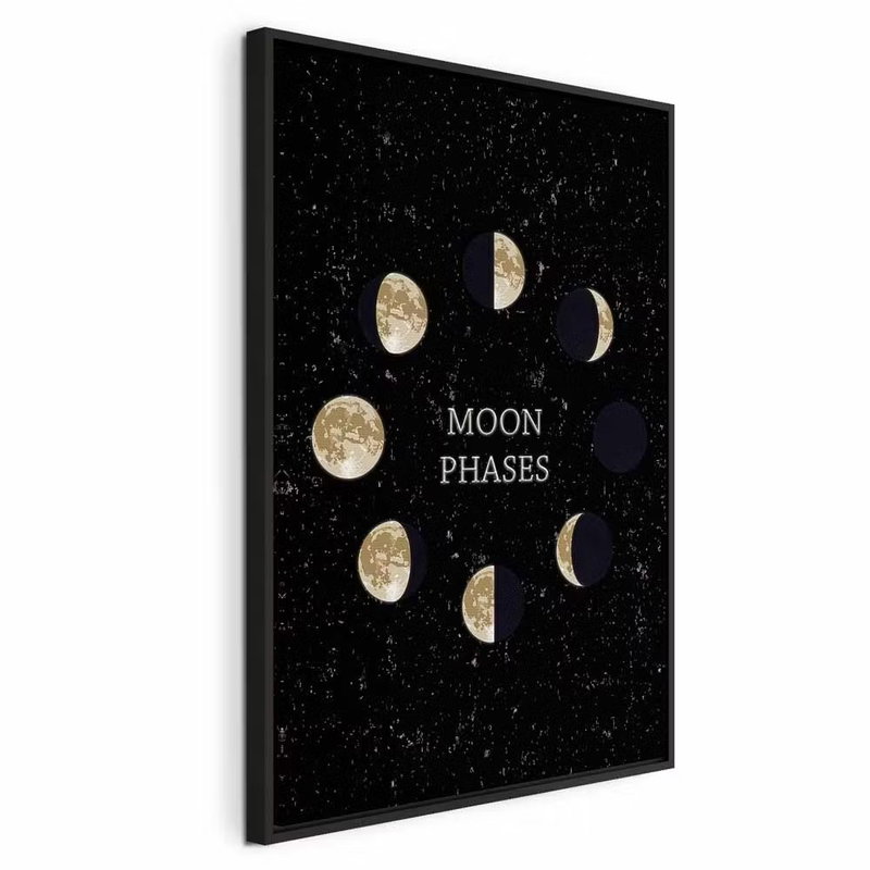 Lunar cycle vertical – svart ram. Små gyllene och mörka månfaser bildar en cirkel kring ljus typografi mot en stjärnprickig svart botten.