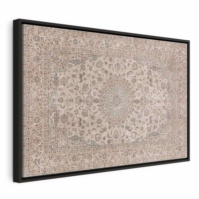 Sand carpet worn persian – svart ram. Ett tätt dekorativt mönster i gråbeige och rosa omges av en detaljrik bård med ett slitet, tryckt uttryck.