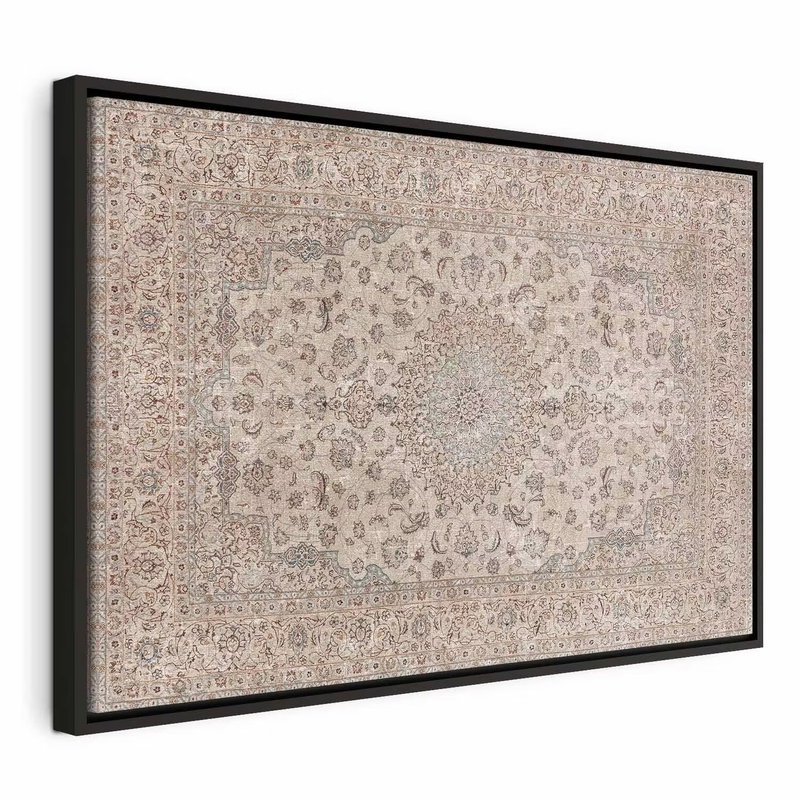 Sand carpet worn persian – svart ram. Ett tätt dekorativt mönster i gråbeige och rosa omges av en detaljrik bård med ett slitet, tryckt uttryck.
