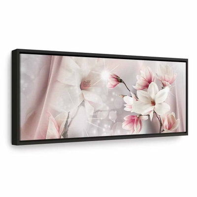 Magnolia reflection narrow – svart ram. Vita och rosa magnoliablommor möter mjuka tygformer och ljusa glittrande detaljer på en blek bakgrund.