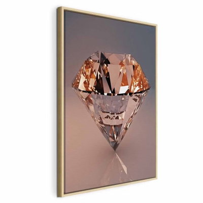 Costly diamond vertical – naturfärgad ram. En stor diamantliknande form med skarpa facetter återges i rosa, brunt och ljusa reflexer mot dämpat grårosa.