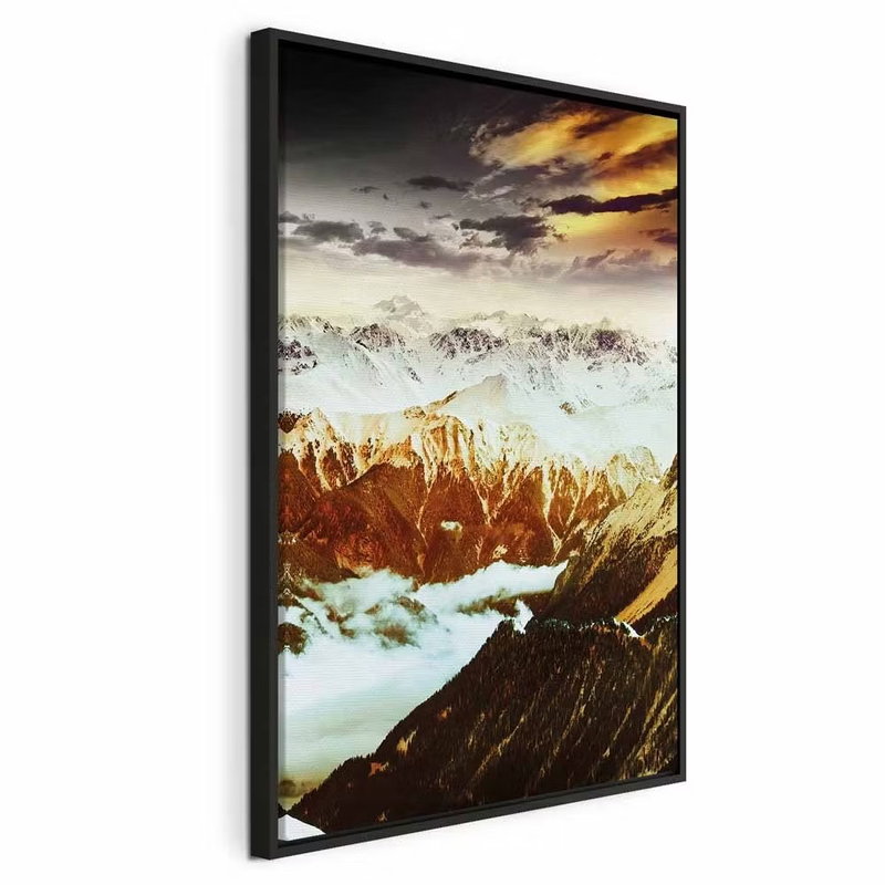 Copper mountains vertical – svart ram. Kantiga berg i brunt, koppar och vitt sträcker sig under en mörk himmel med gula ljusstråk.