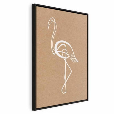White flamingo vertical – svart ram. En vit, förenklad flamingo tecknar sig mot en varm ockrafärgad bakgrund.