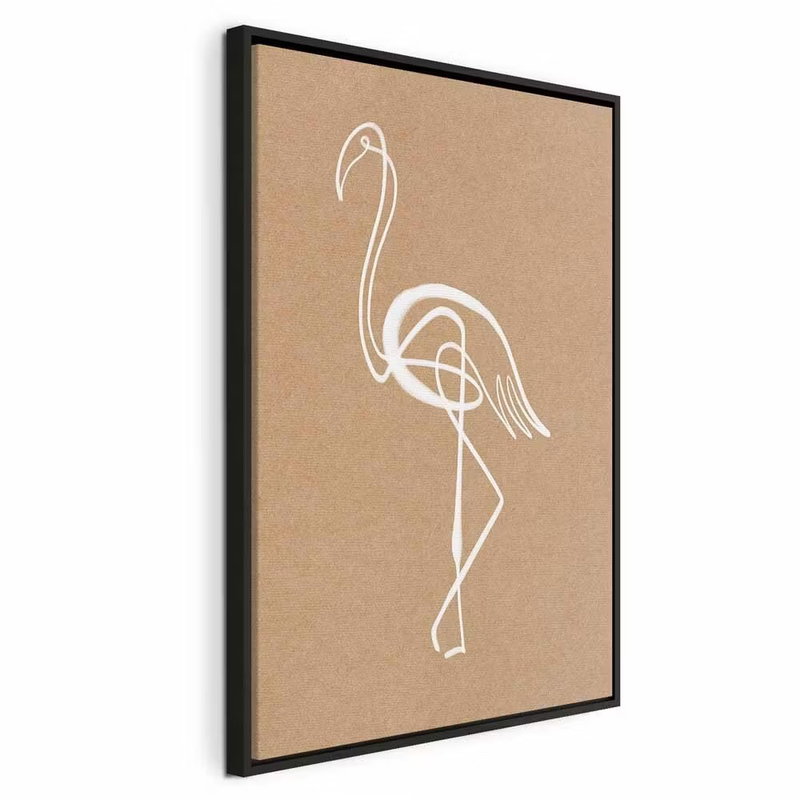 White flamingo vertical – svart ram. En vit, förenklad flamingo tecknar sig mot en varm ockrafärgad bakgrund.