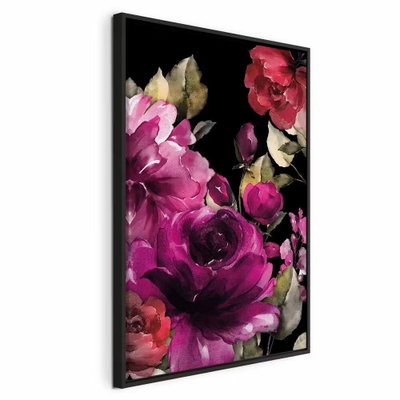Midsummer vertical – svart ram. Mörkrosa och violetta blommor med små gröna blad fyller en svart bakgrund.