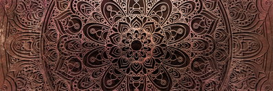 Mandala amber silence – motivvy. Tunna, symmetriska blom- och bågformer bildar ett brunt mandalamönster mot mörk botten.