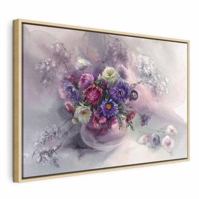 Dreamer and s bouquet – naturfärgad ram. En tät bukett med lila, rosa, vita och blå blommor står i en ljus vas mot en mjukt målad bakgrund.