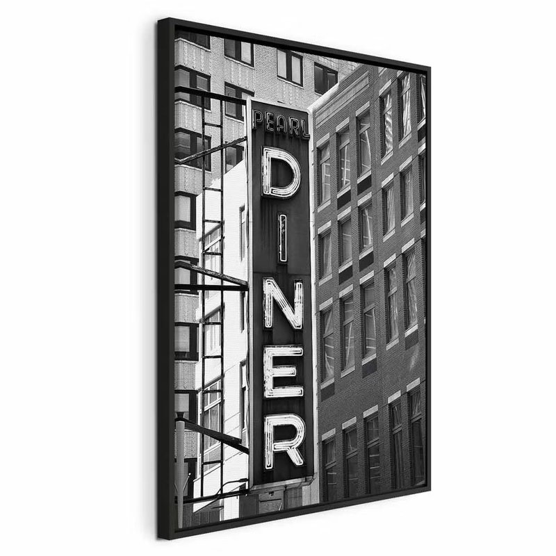 New york neon sign vertical – svart ram. En hög DINER-skylt hänger mellan täta husfasader i en svartvit gatubild.