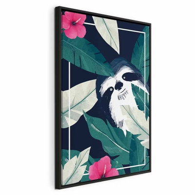 Sloth in the tropics – svart ram. En illustrerad sengångare tittar fram mellan stora mörkgröna blad och rosa blommor.