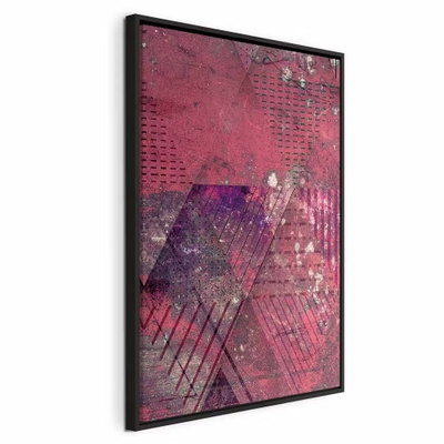 Crimson abstraction vertical – svart ram. Mörka geometriska fält, tunna rutmönster och små ljusa stänk ligger över en rödrosa bakgrund.