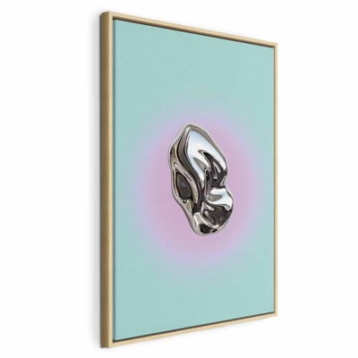Metallic form abstract – naturfärgad ram. En blankt återgiven, oregelbunden silverform ligger över en turkos botten med en mjuk rosa skugga.