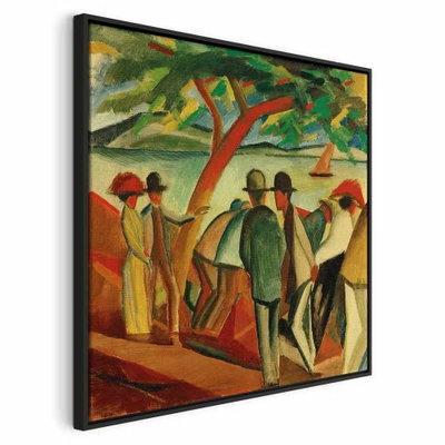 August macke spaziergänger – svart ram. En grupp personer i hattar och långa kläder står under ett träd vid vatten med en liten segelbåt.