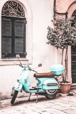 Iconic vespa vertical – motivvy. En turkos skoter står parkerad framför en ljusrosa husvägg med mörka fönsterluckor.