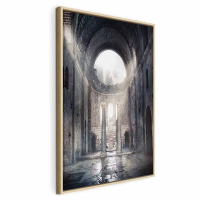 Chamber of secrets vertical – naturfärgad ram. Ett högt valv med en ljus rund öppning reser sig över en mörk, stenlagd sal med pelare och skuggor.