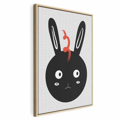 Rabbit sees everything – naturfärgad ram. Ett svart, rundat kaninhuvud med långa öron och en liten röd hårlock bildar ett enkelt grafiskt motiv.