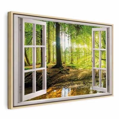 Window view on forest – naturfärgad ram. Ett tryckt öppet fönster ramar in en grön skog där varmt ljus faller mellan trädstammarna.