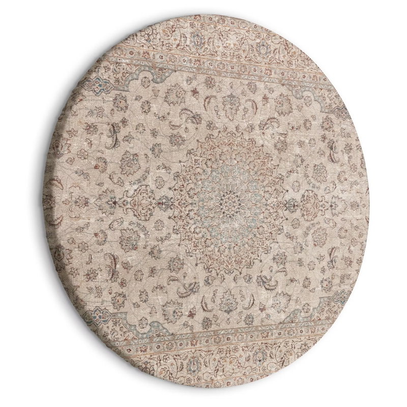 Rund motivvy för Sand carpet: Små ornament och blomliknande former bildar ett mattinspirerat mönster i sand, grått och dämpat rosa.