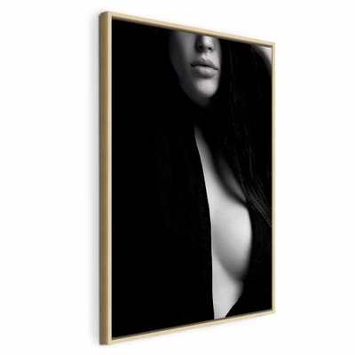 Sensual elegance vertical – naturfärgad ram. Ljusa delar av ett ansikte och en överkropp framträder ur en nästan svart bakgrund.