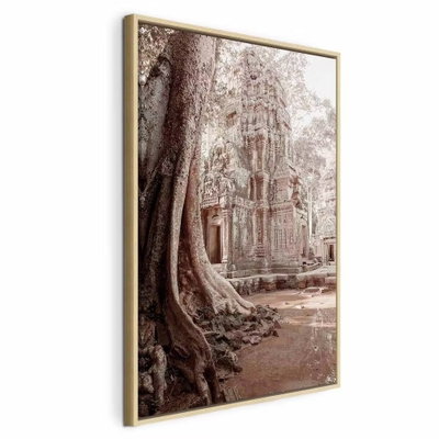 Ruins of angkor vertical – naturfärgad ram. Kraftiga trädrötter och en stenbyggnad med gamla valv återges i varma gråbruna toner.