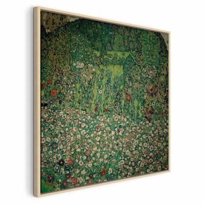 Gustav klimt – naturfärgad ram. Små röda, vita och rosa blommor fyller en grön trädgård med en stig och mörkare träd.
