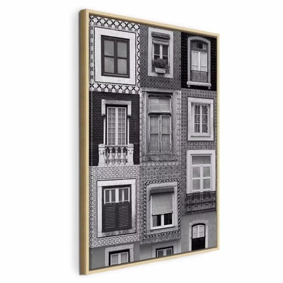 Patterned windows vertical – naturfärgad ram. Olika fönster, balkonger och fasadmönster bildar ett tätt svartvitt arkitekturmotiv.