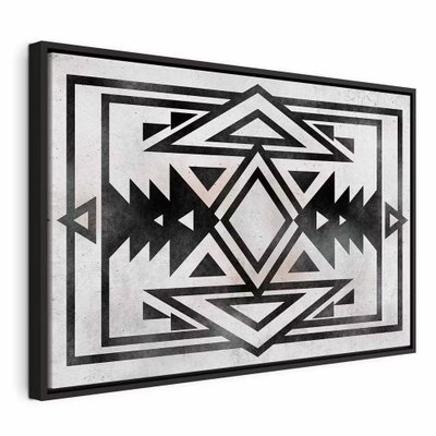 Ethnic pattern wide – svart ram. Svarta trianglar, romber och kantiga linjer bygger ett symmetriskt mönster på en ljusgrå botten.