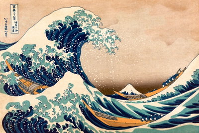 The great wave off kanagawa – motivvy. En stor, böjd våg reser sig över små båtar. Blå vattenlinjer möter en ljus beige himmel.