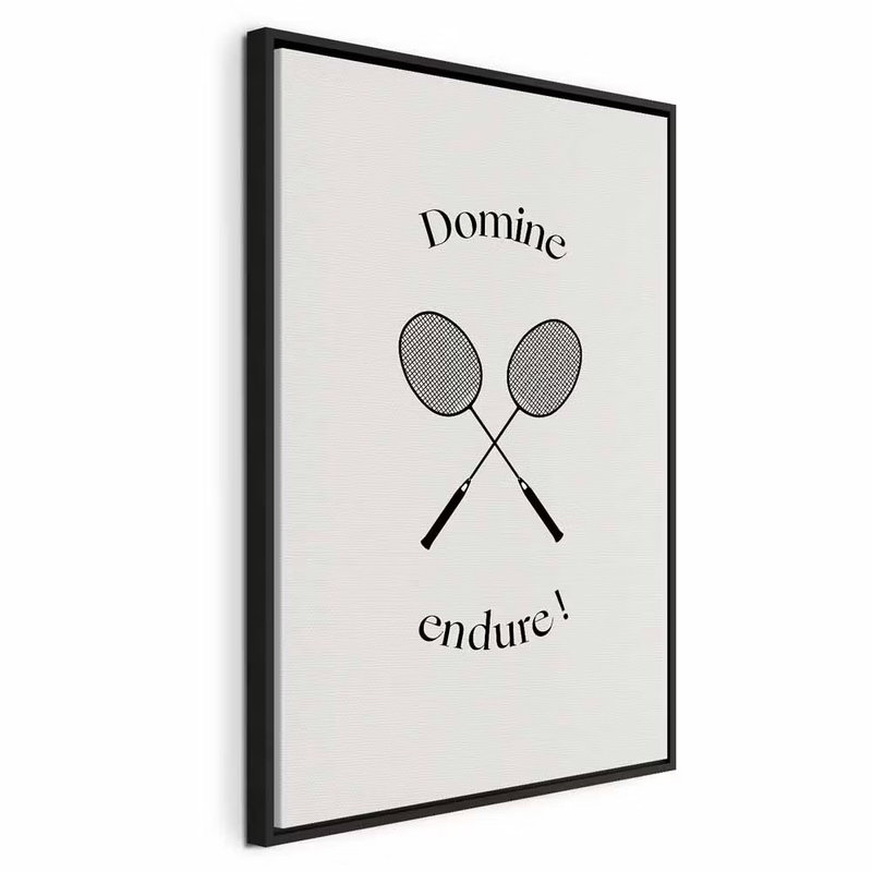 Black badminton rackets – svart ram. Två grå racketar ligger mellan de svarta orden Domine och endure! på en ljus crèmefärgad botten.